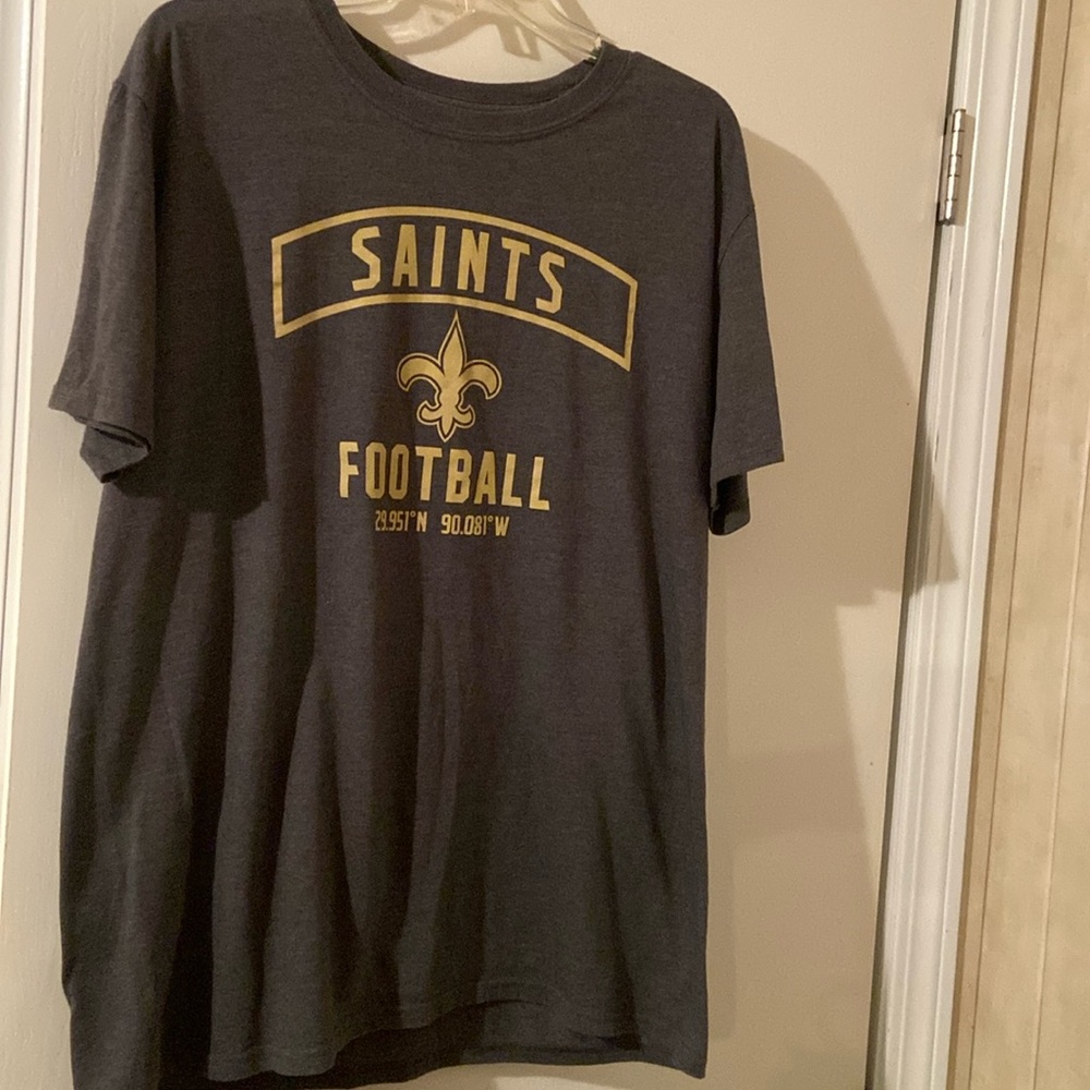 Mens gray NFL Saints team shirt